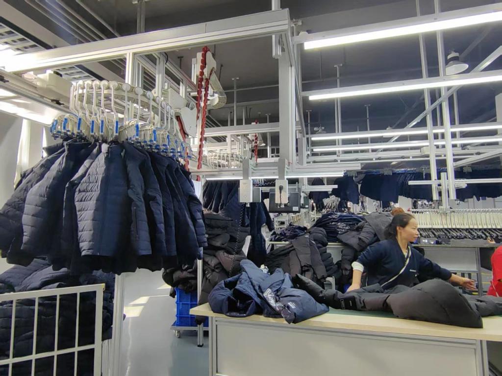 爾濱攜手波司登 智能制造驅(qū)動(dòng)產(chǎn)能飛躍，全年目標(biāo)30萬件服裝再創(chuàng)新高